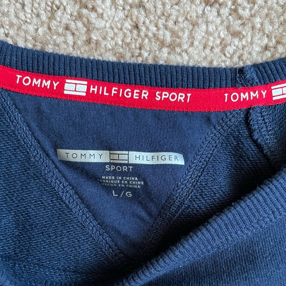 BOGO 🛍️ Tommy Hilfiger Logo Sweatshirt with Thumb Holes - Picture 3 of 6